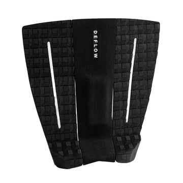 Grip de surf de tres piezas Deflow 3 Piece Pop Traction en color negro, vista frontal mostrando arco central de 8 mm y cubos texturizados en laterales sobre fondo blanco.