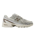 Zapatilla New Balance 740 Sea Salt con Arid Stone y Silver Metallic, vista lateral en ángulo con logo N en plata, texto 740 en tono arena y suela ABZORB en blanco.