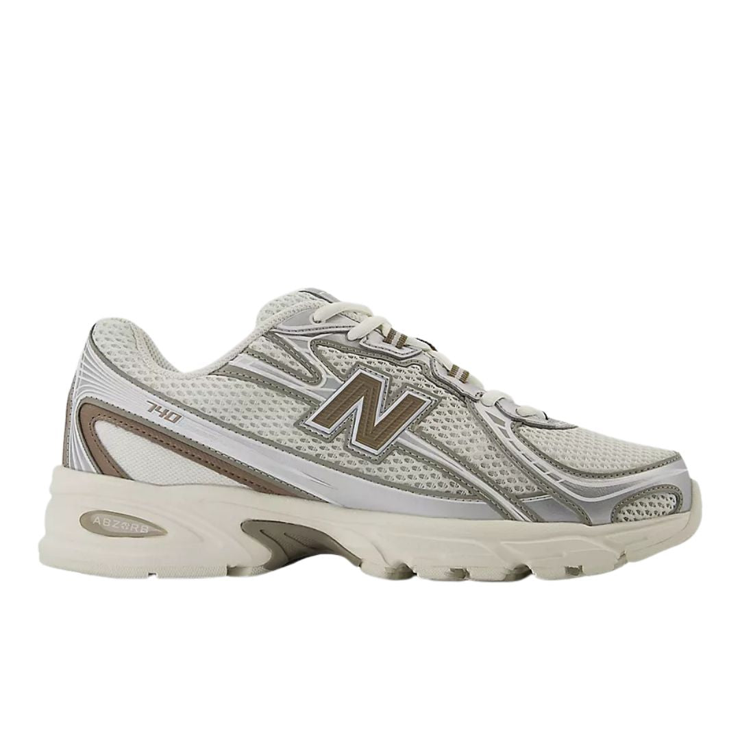 Zapatilla New Balance 740 Sea Salt con Arid Stone y Silver Metallic, vista lateral en ángulo con logo N en plata, texto 740 en tono arena y suela ABZORB en blanco.