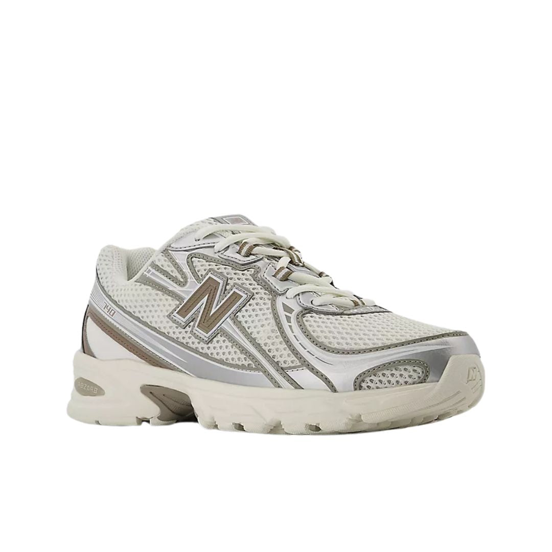 Zapatilla New Balance 740 Sea Salt con Arid Stone y Silver Metallic, vista lateral en ángulo con logo N en plata, texto 740 en tono arena y suela ABZORB en blanco.