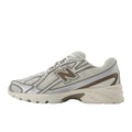 Zapatilla New Balance 740 Sea Salt con Arid Stone y Silver Metallic, vista de perfil con malla transpirable en blanco roto, overlays plateados y entresuela ABZORB.