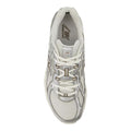 Zapatilla New Balance 740 Sea Salt con Arid Stone y Silver Metallic, vista superior mostrando el cordaje, la lengüeta y el logo New Balance Running en tono metalizado.