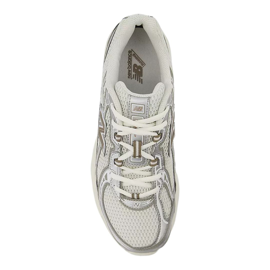 Zapatilla New Balance 740 Sea Salt con Arid Stone y Silver Metallic, vista superior mostrando el cordaje, la lengüeta y el logo New Balance Running en tono metalizado.