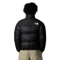 Hombre con la Chaqueta clásica The North Face 1996 Retro Nuptse Negra espalda