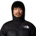 Hombre con la capucha de la Chaqueta clásica The North Face 1996 Retro Nuptse Negra puesta