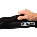 Sistema Cam Lock de los FCS Cam Lock Soft Racks Single ajustándose con una mano para asegurar las tablas de surf.