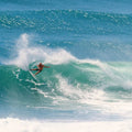 Kelly Slater realizando un giro pronunciado en la cresta de una ola con una tabla equipada con el set de quillas Firewire Endorfins KSR.