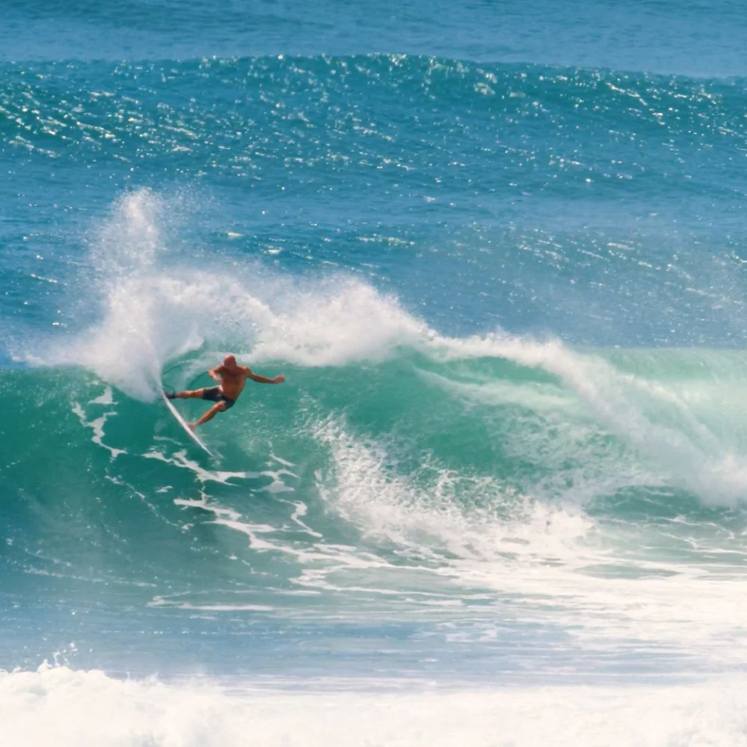 Kelly Slater realizando un giro pronunciado en la cresta de una ola con una tabla equipada con el set de quillas Firewire Endorfins KSR.