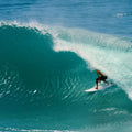 Kelly Slater surfeando dentro de un tubo en una ola hueca, imagen de contexto de surf de alto rendimiento asociada al set de quillas Firewire Endorfins KSR.