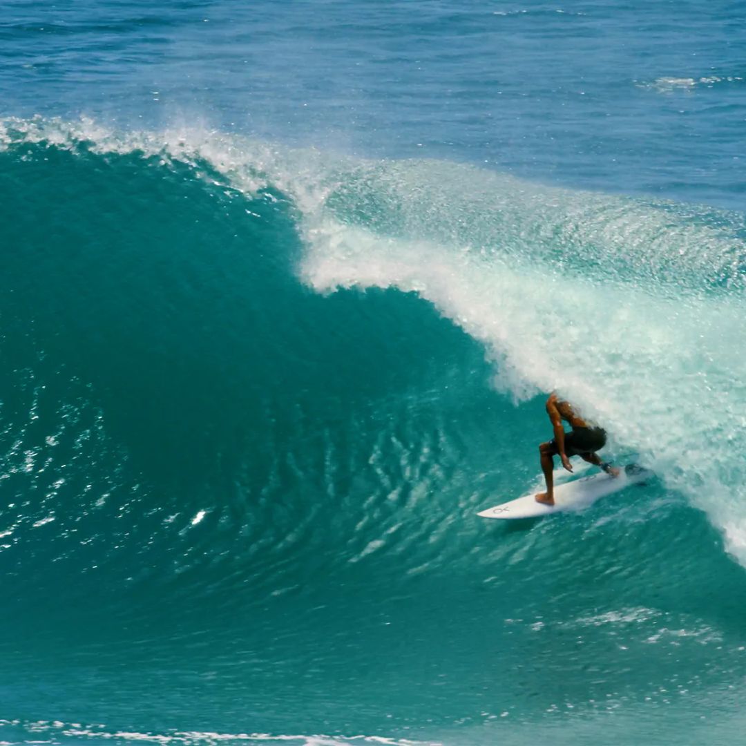Kelly Slater surfeando dentro de un tubo en una ola hueca, imagen de contexto de surf de alto rendimiento asociada al set de quillas Firewire Endorfins KSR.