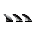Detalle de las 3 quillas Firewire Velox talla Medium en acabado negro con acento blanco, mostrando el degradado de color en la punta de cada unidad.