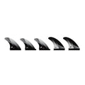 Detalle de las 5 quillas Firewire Velox talla Medium en acabado negro con acento blanco, mostrando el degradado de color en la punta de cada unidad.