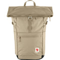 Fjällräven High Coast Foldsack 24 Fossil vista frontal con cierre enrollable y logo Fjällräven, mochila urbana ligera de 24 litros.