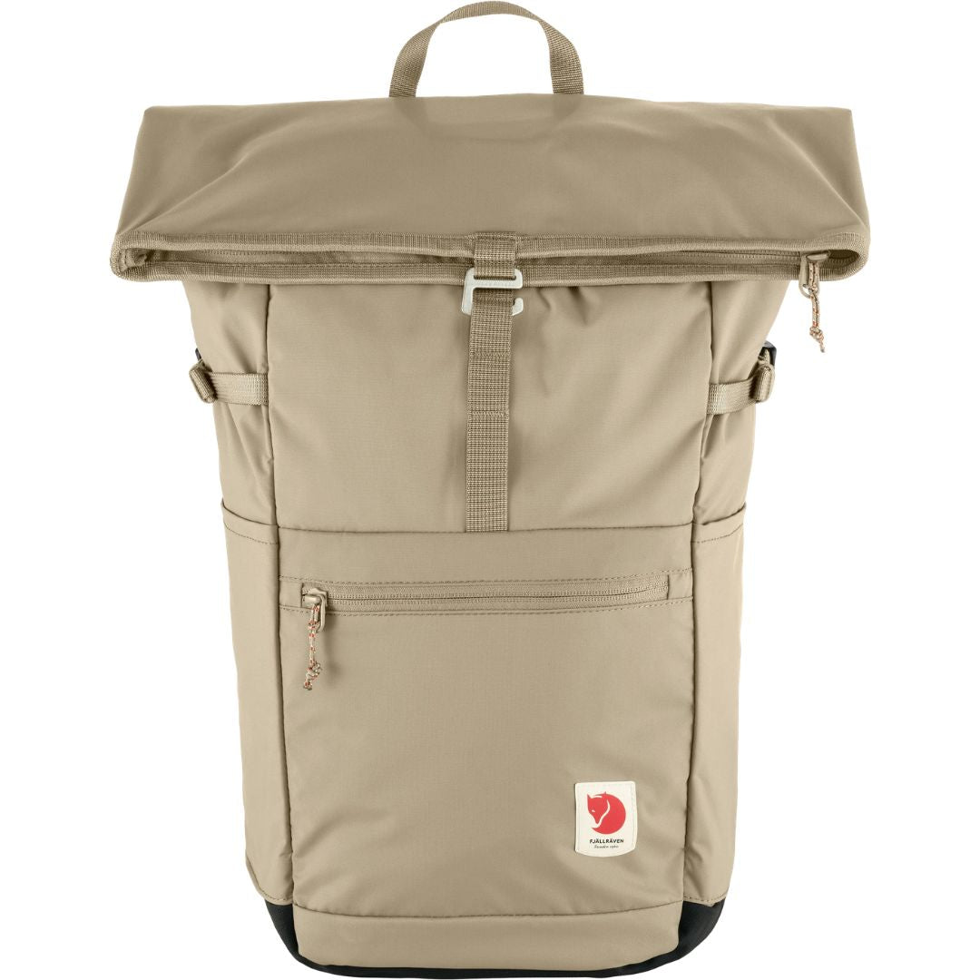 Fjällräven High Coast Foldsack 24 Fossil vista frontal con cierre enrollable y logo Fjällräven, mochila urbana ligera de 24 litros.