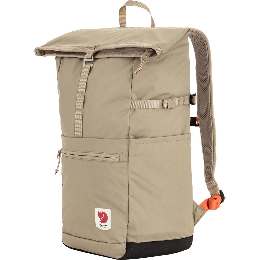 Mochila Fjällräven High Coast Foldsack 24 Fossil vista lateral con diseño roll-top y bolsillo frontal con cremallera.