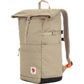 Mochila Fjällräven High Coast Foldsack 24 Fossil vista lateral con diseño roll-top y bolsillo frontal con cremallera.