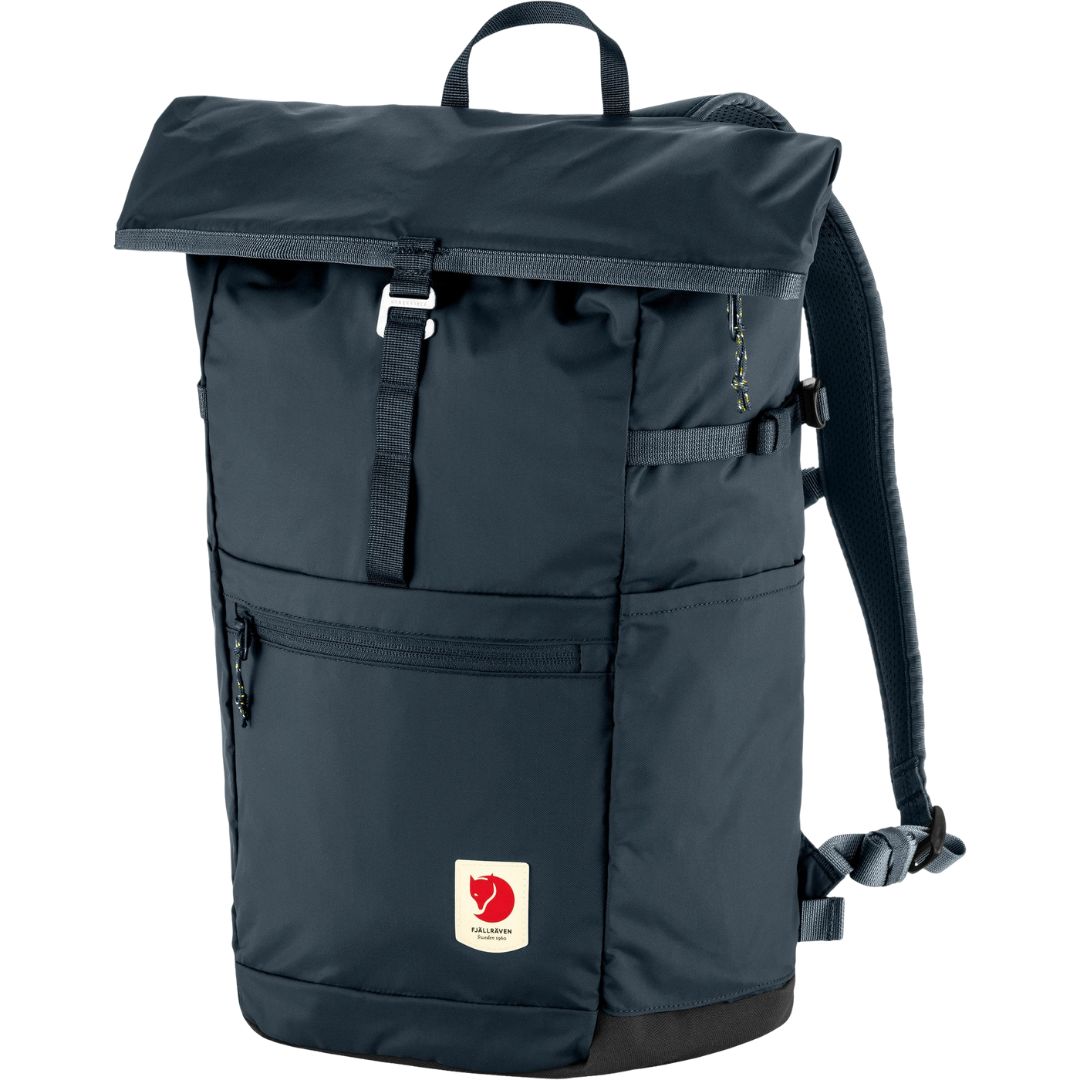 Vista en ángulo de la mochila Fjällräven High Coast Foldsack 24 navy con bolsillo frontal y cierre superior