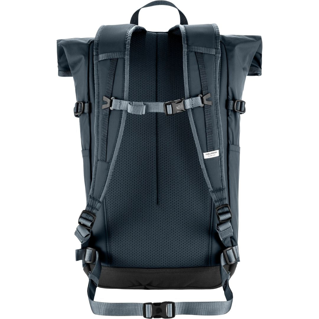 Vista trasera de la mochila Fjällräven High Coast Foldsack 24 navy mostrando correas ajustables y panel acolchado