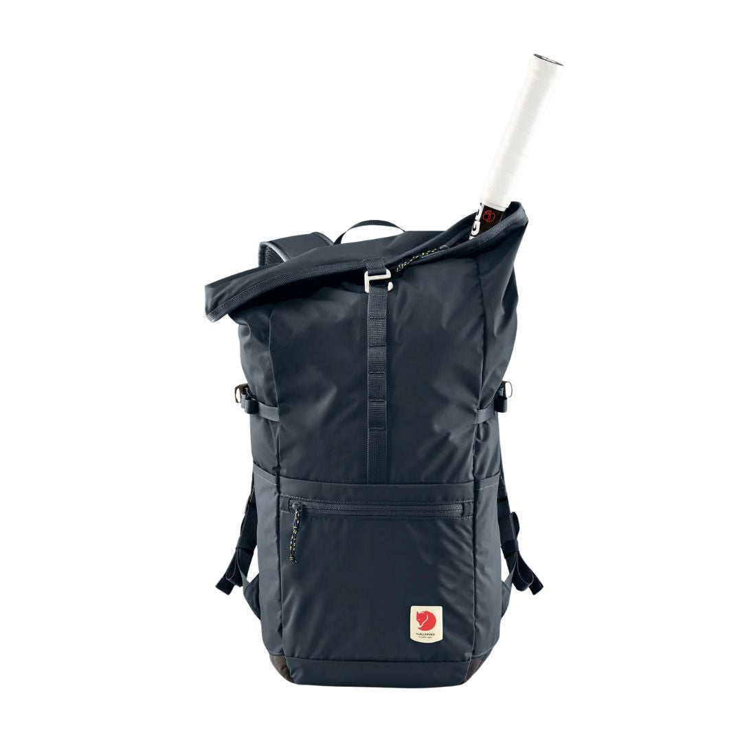 Mochila Fjällräven High Coast Foldsack 24 navy frontal con cierre de pliegue y compartimento principal abierto