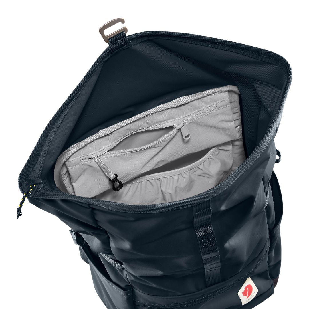 Vista superior del interior de la Fjällräven High Coast Foldsack 24 navy con bolsillos organizadores