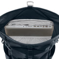 Interior de la mochila Fjällräven High Coast Foldsack 24 navy con compartimento acolchado para portátil