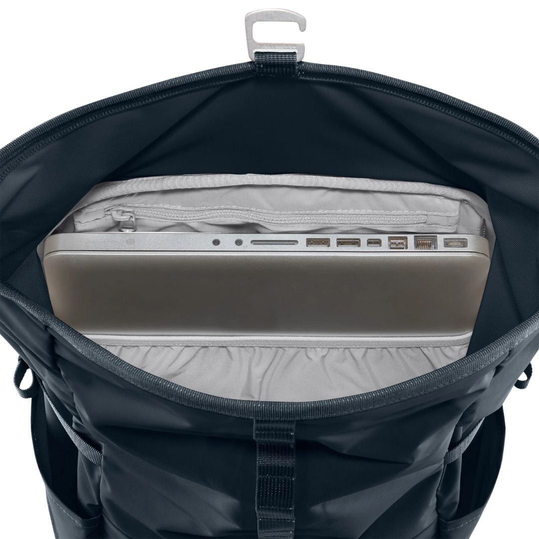 Interior de la mochila Fjällräven High Coast Foldsack 24 navy con compartimento acolchado para portátil