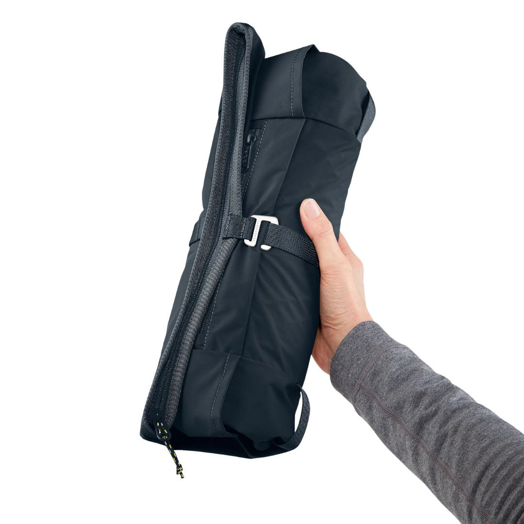 Mochila Fjällräven High Coast Foldsack 24 navy enrollada mostrando su diseño compacto y ligero