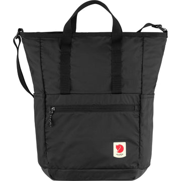 Vista frontal de la mochila Fjällräven High Coast Totepack en color negro con logotipo y diseño minimalista