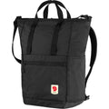 Vista en ángulo de la mochila Fjällräven High Coast Totepack en color negro con asas superiores y bolsillo frontal con cremallera