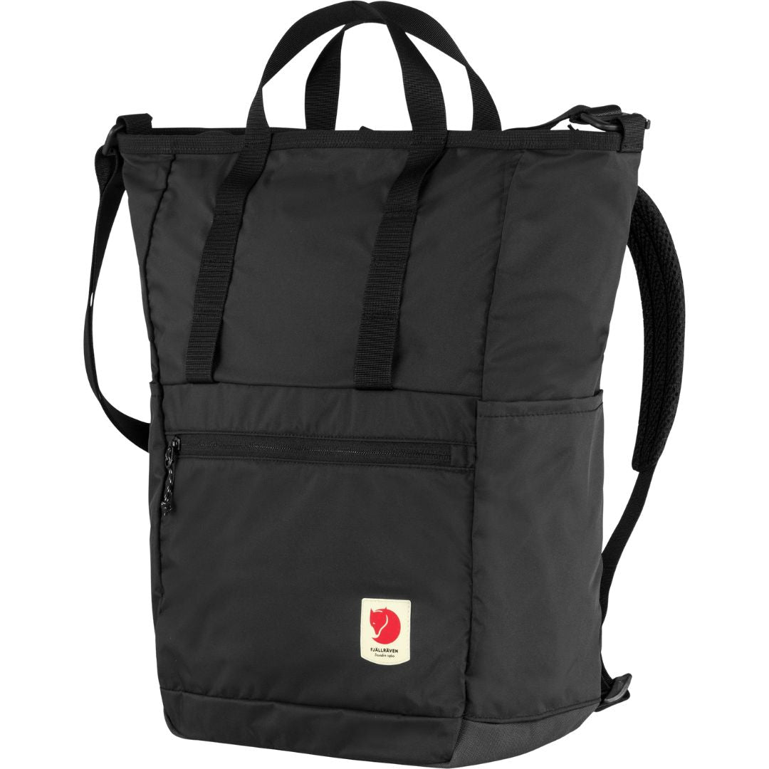 Vista en ángulo de la mochila Fjällräven High Coast Totepack en color negro con asas superiores y bolsillo frontal con cremallera