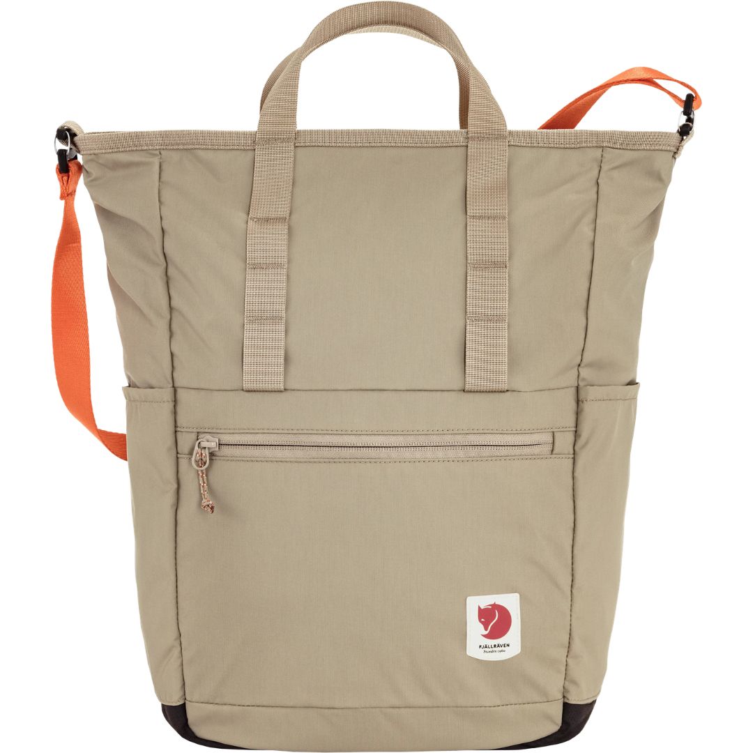 Fjällräven High Coast Totepack Fossil vista frontal con bolsillo frontal con cremallera, asas dobles y base reforzada, bolso mochila convertible ligero para uso urbano y viaje.
