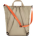 Mochila Fjällräven High Coast Totepack Fossil vista trasera con tirantes acolchados ajustables y correa de hombro naranja desmontable, diseño convertible mochila y bolso tote ligero.