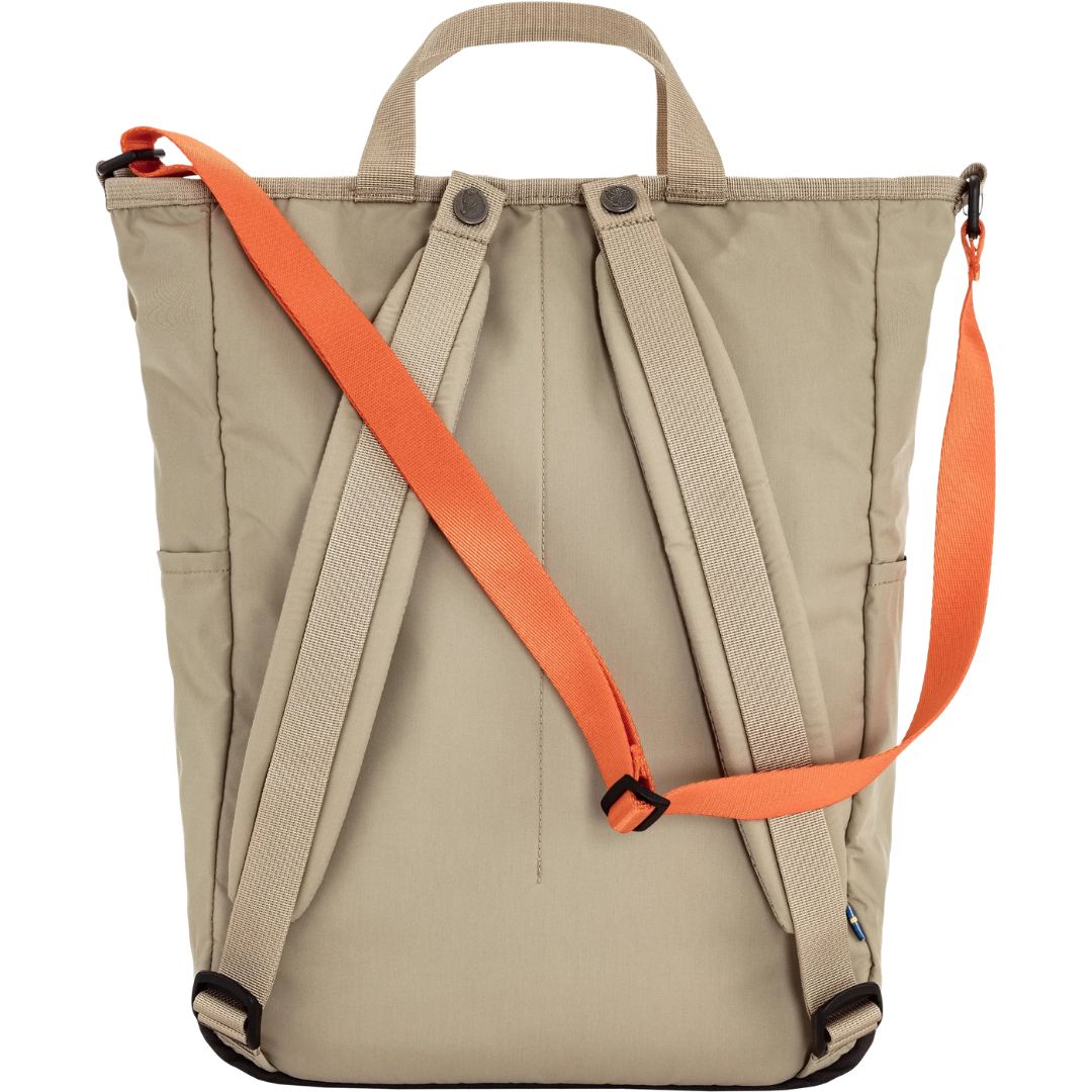 Mochila Fjällräven High Coast Totepack Fossil vista trasera con tirantes acolchados ajustables y correa de hombro naranja desmontable, diseño convertible mochila y bolso tote ligero.