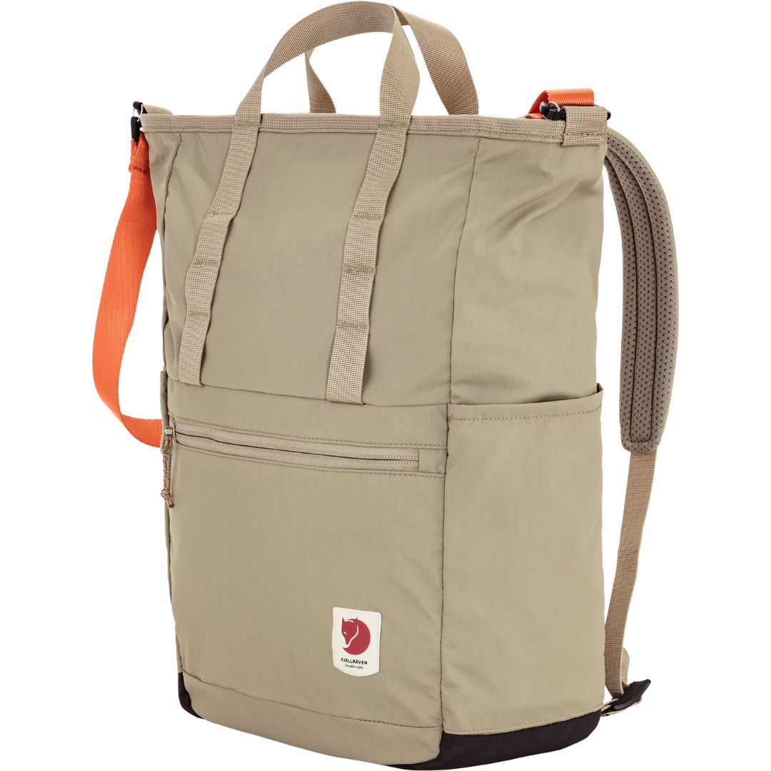 Fjällräven High Coast Totepack Fossil vista lateral en color beige con asas superiores y correa naranja, mochila tote ligera con bolsillo frontal y diseño urbano funcional.