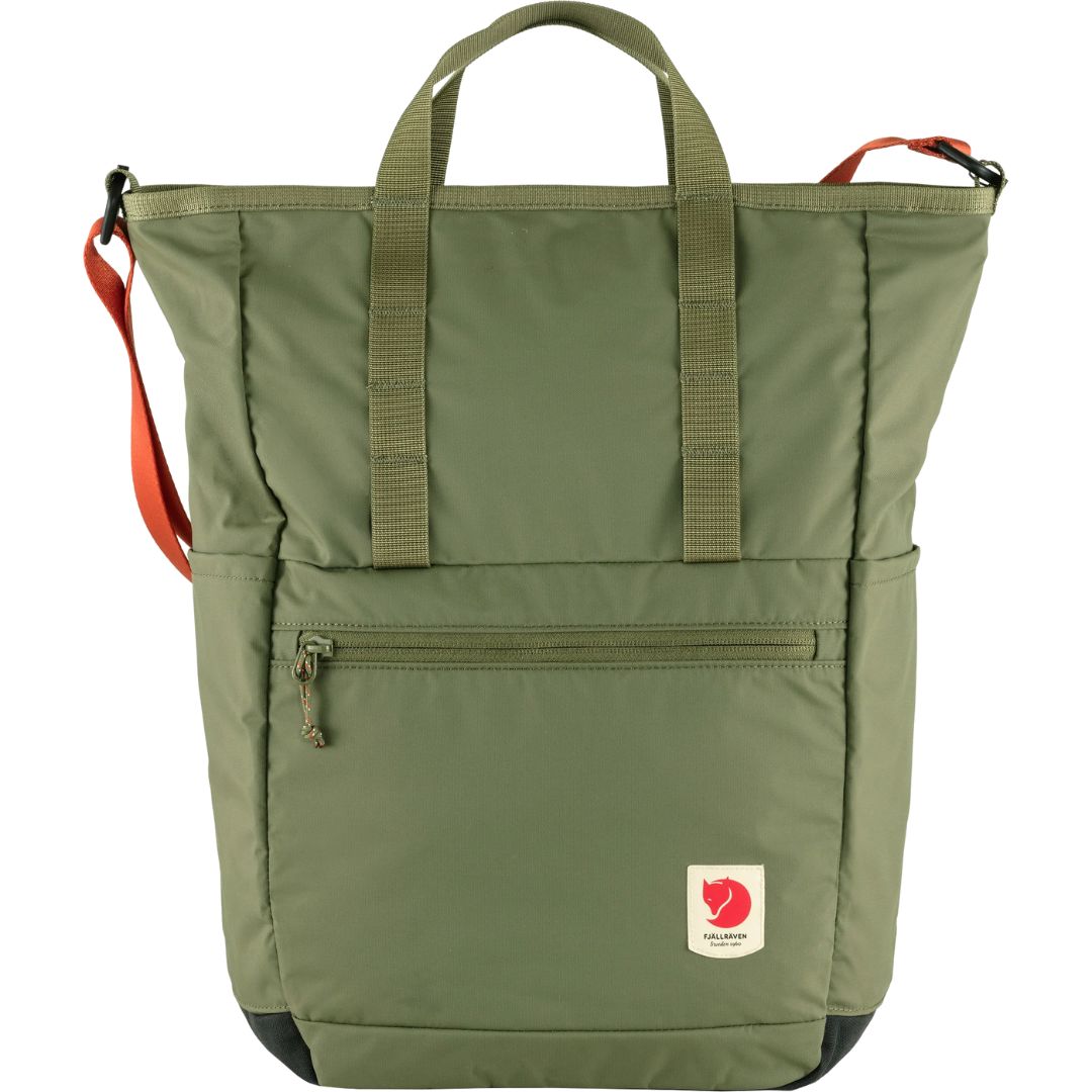 Vista frontal de la mochila Fjällräven High Coast Totepack en color green con logotipo y diseño minimalista