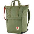 Vista en ángulo de la mochila Fjällräven High Coast Totepack en color green con asas superiores y bolsillo frontal con cremallera