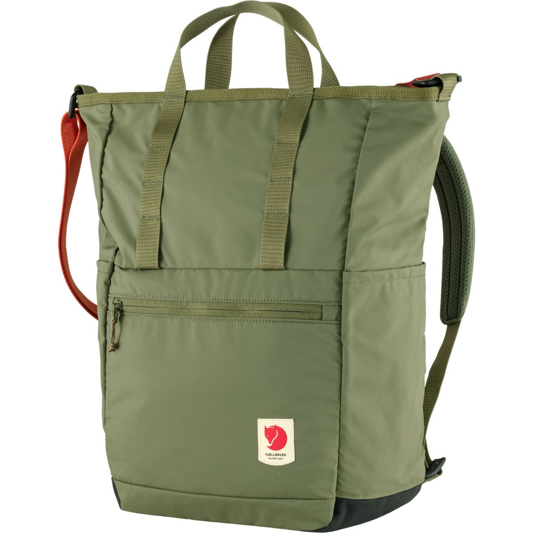 Vista en ángulo de la mochila Fjällräven High Coast Totepack en color green con asas superiores y bolsillo frontal con cremallera