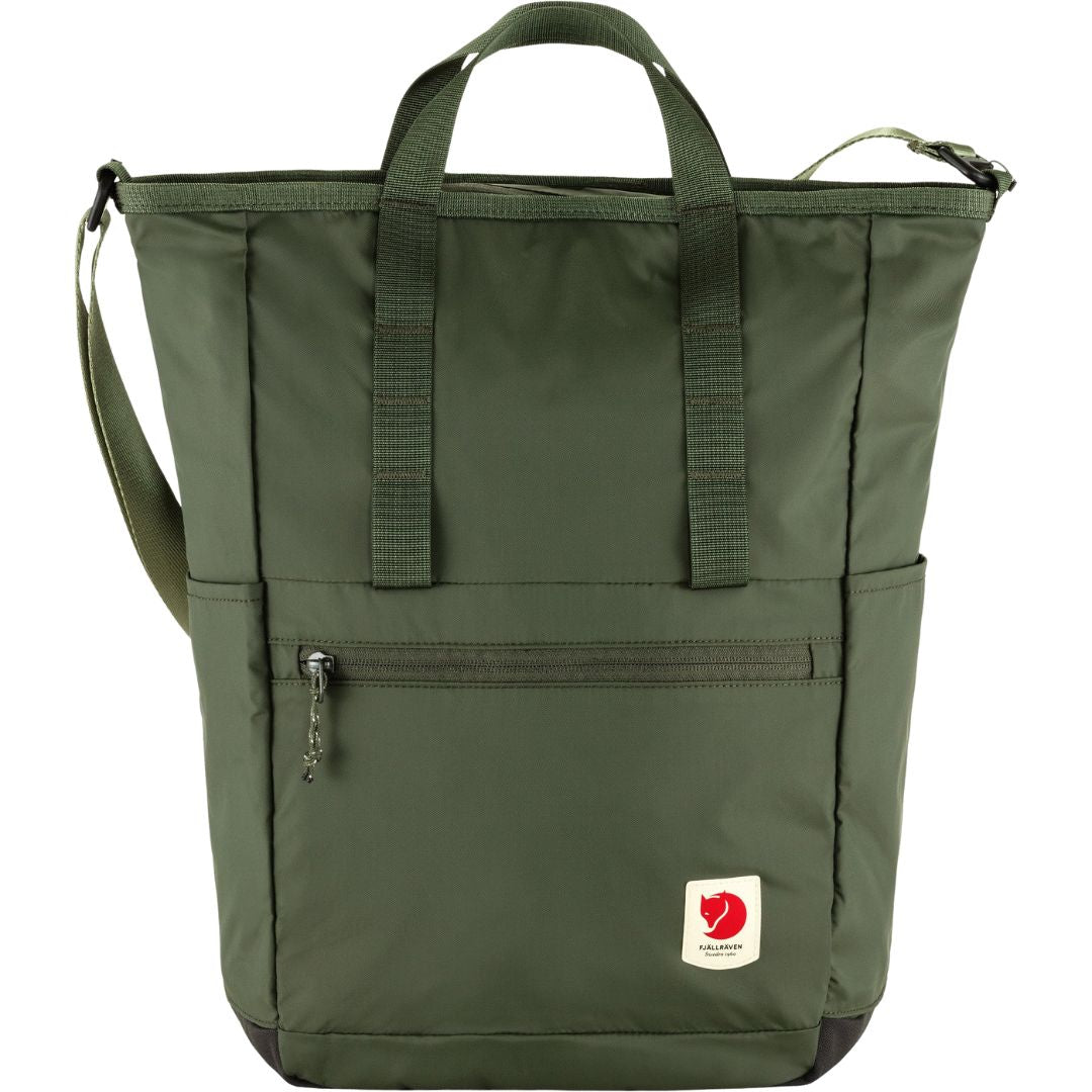 Vista frontal de la mochila Fjällräven High Coast Totepack en color mountain green con logotipo y diseño minimalista