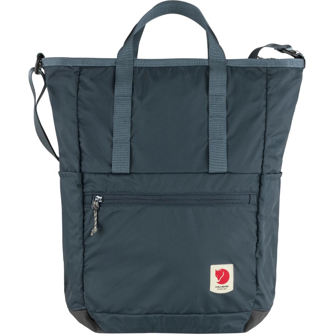 Vista frontal de la mochila Fjällräven High Coast Totepack en color azul marino con logotipo y diseño minimalista