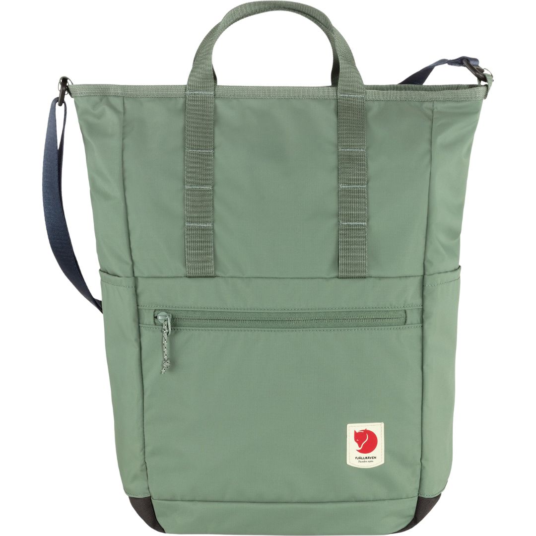 Vista frontal de la mochila Fjällräven High Coast Totepack en color patina green con logotipo y diseño minimalista