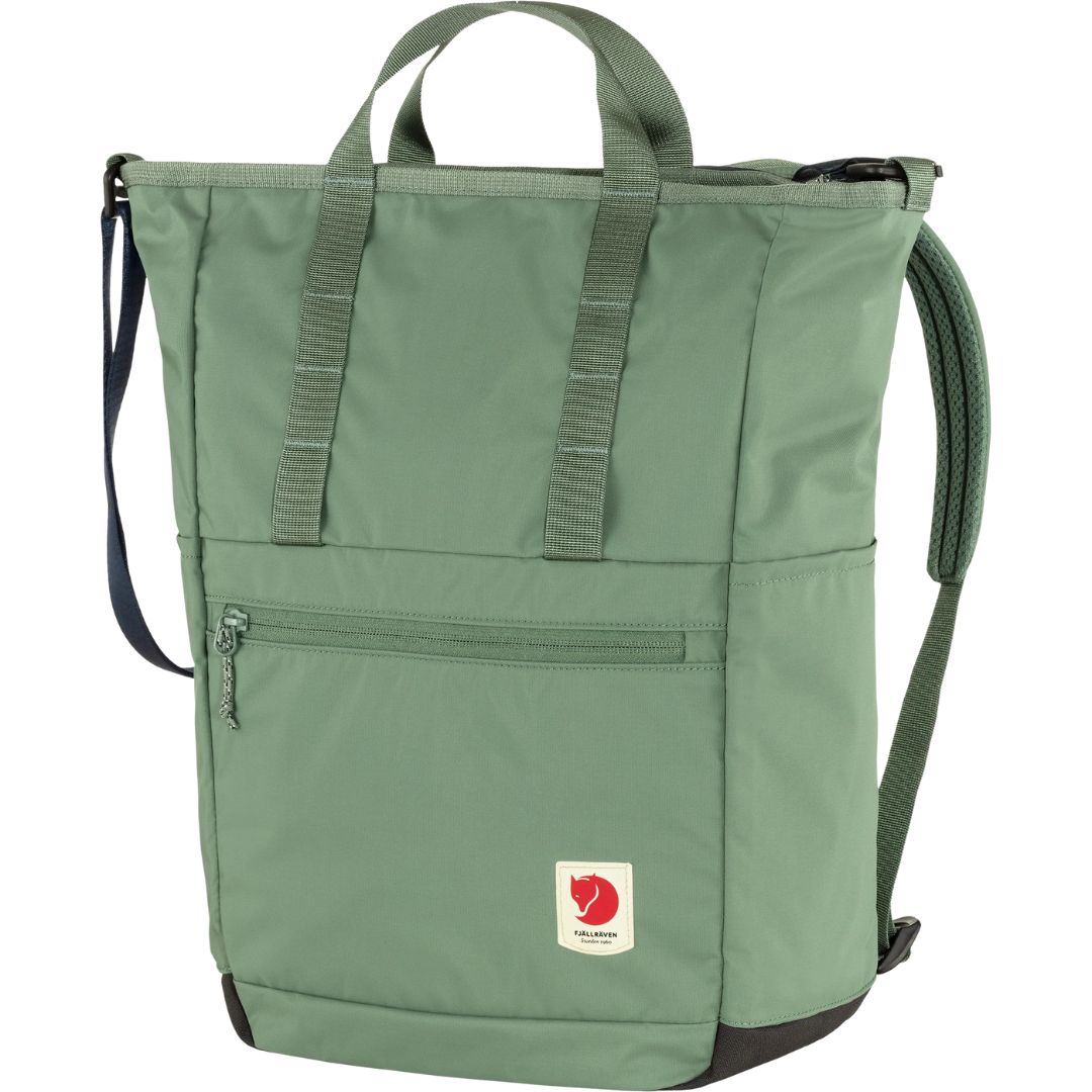 Vista en ángulo de la mochila Fjällräven High Coast Totepack en color patina green con asas superiores y bolsillo frontal con cremallera