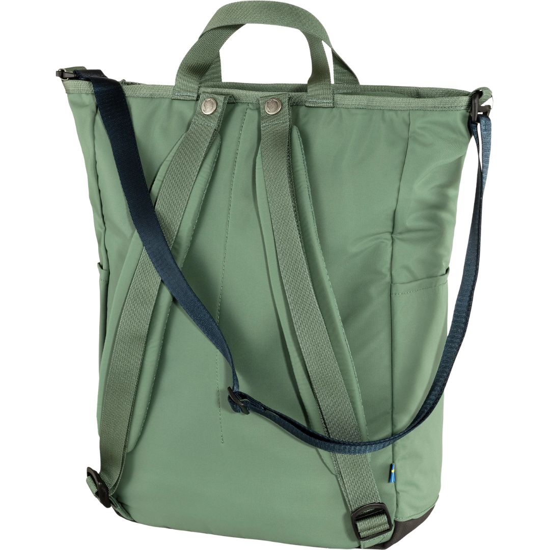 Parte trasera de la mochila Fjällräven High Coast Totepack en color patina green con correas de hombro y correa bandolera azul oscuro