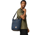 Mochila Fjällräven High Coast Totepack llevada al hombro con correa ajustable