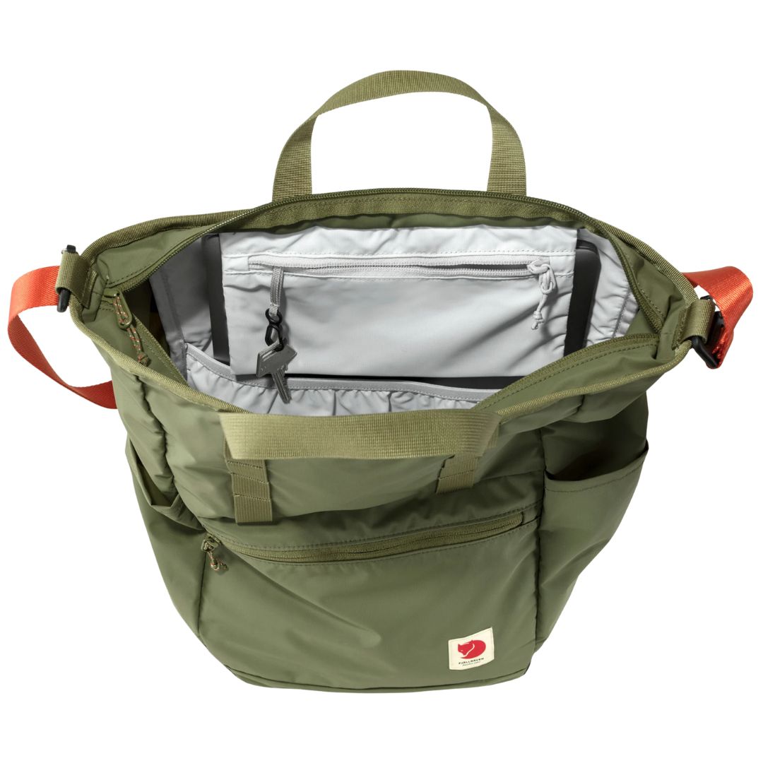 Vista del interior de la mochila Fjällräven High Coast Totepack con compartimentos organizadores y llavero