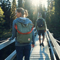 Personas caminando sobre un puente con mochilas Fjällräven High Coast Totepack en uso diario