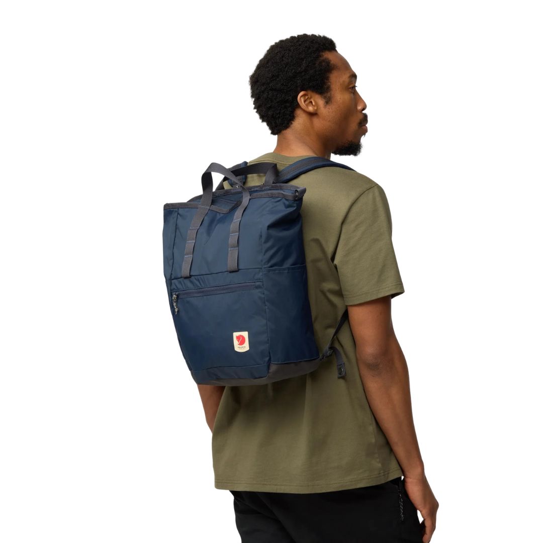Mochila Fjällräven High Coast Totepack llevada como mochila con correas dobles