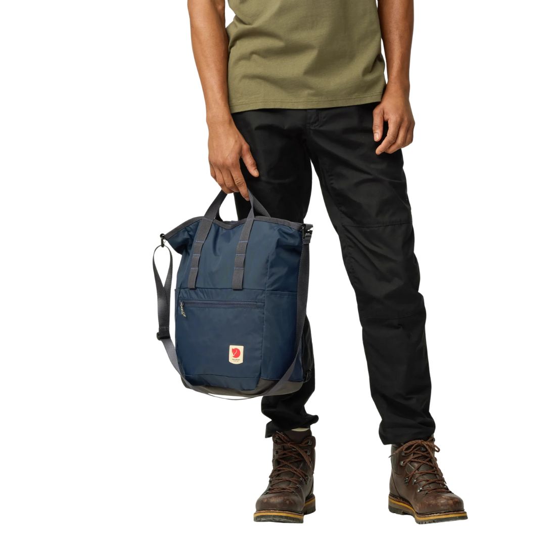 Mochila Fjällräven High Coast Totepack sostenida por las asas superiores
