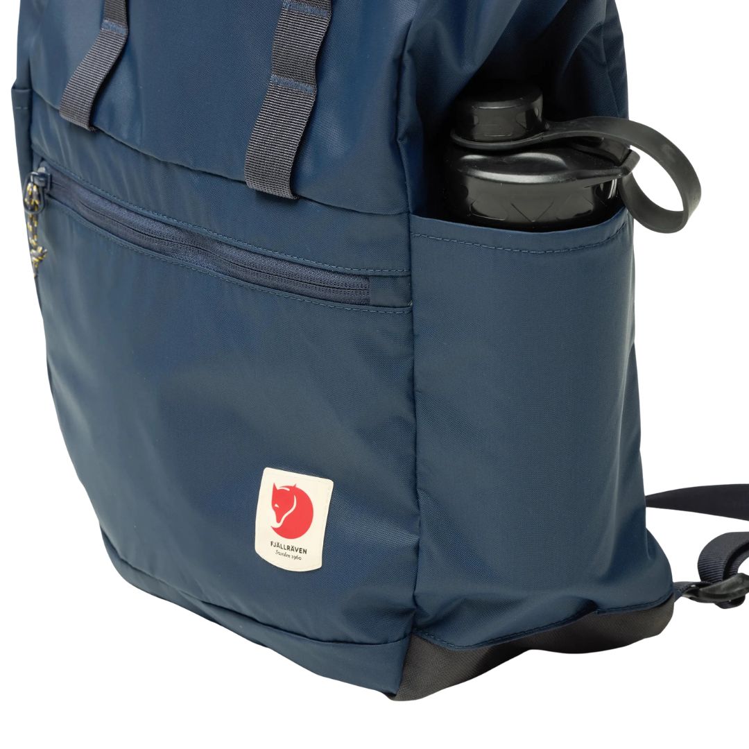 Bolsillo lateral de la mochila Fjällräven High Coast Totepack con botella de agua