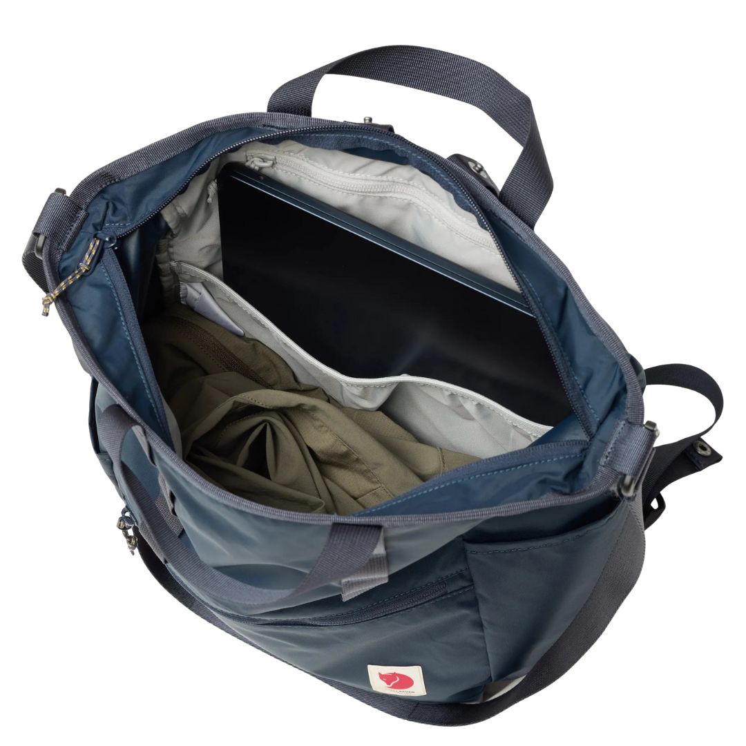 Interior amplio de la mochila Fjällräven High Coast Totepack con compartimento para portátil