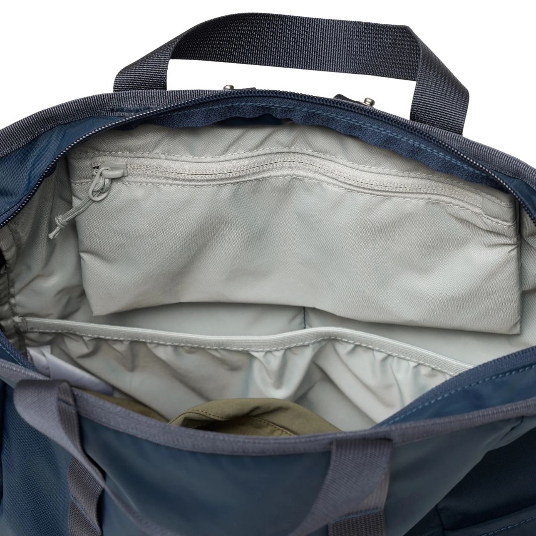 Detalle del compartimento interior con cremallera de la mochila Fjällräven High Coast Totepack